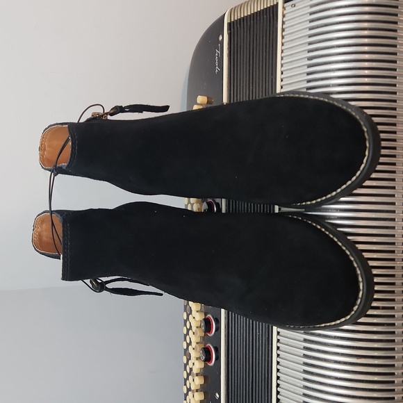 NIB - BEAUTIFUL WHITE MOUNTAIN BLACK SUEDE SIDE ZIP ANKLE BOOTS SZ 6.5 - Picture 3 of 9